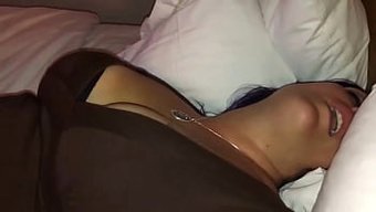 Hotwife, Bir Barda Bir Hayranı Tarafından Sikişiyor