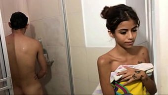 Yeni Bir Erkek Bulmadan Önce Latin Kız Arkadaşıyla Son Bir Tutkulu Ilişkisi Oldu.