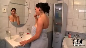 Doğal Büyük Memeli Kız, Shione Cooper'In Başrolde Olduğu Duşta Sertçe Beceriliyor.