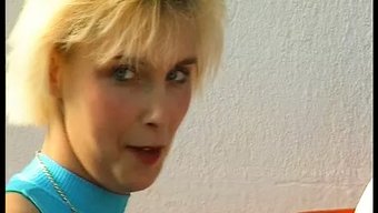 Vintage Milf, Retro Stüdyoda Yoğun Bir Şekilde Sikişiyor Ve Fisting Yapıyor