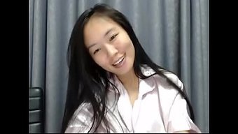 Laos'Lu Asyalı Bebek, Siyah Meme Uçlarını Ve Büyük Amını Hd Videoda Sergiliyor.