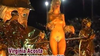 Arjantinli Model Virginia Acosta, Halka Açık Alanda Çıplak