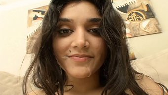 Esmer Öğrenci, Papa'Nın Kızı Tarafından Ağzı Ve Amıyla Sikişiyor