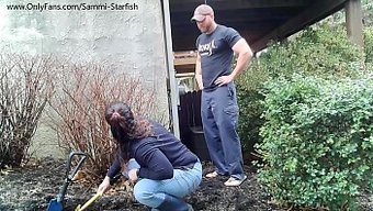 Bir Milf Karısı, Halka Açık Bir Evlilik Şakasından Utanıyor