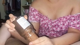 Genç (18+) Yeni Ve Heyecan Verici Şekillerde Çikolata Yemeyi Seviyor
