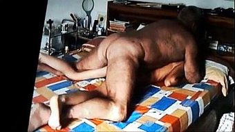 Yaşlı Adam Ve Olgun Fahişe Sıcak Ilişkilerine Devam Ediyorlar