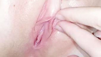 Cowgirl Pozisyonunda Seks Oyuncağı Kullanan Bir Kadının Yakın Çekim Görüntüsü