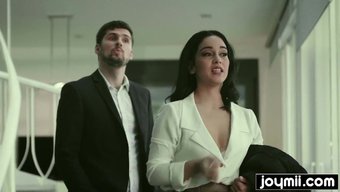 Muhteşem Ginebra Bellucci Büyük Bir Yarrağı Alıyor Ve Her Damlasını Yutuyor