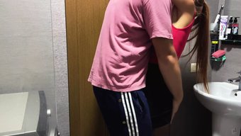Amatör Kız Arkadaş, Erkek Arkadaşını Başka Bir Adamla Bir Orgide Aldatıyor