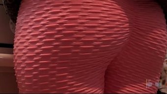 Seksi Hint Kızları Sıkı Popolarını Taytlarıyla Gösteriyorlar