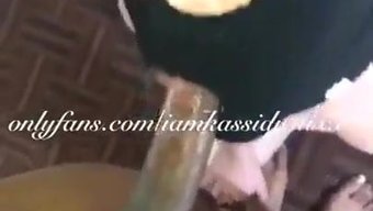 Duygusal Shemale Kassidy, Itaatkar Ortağına Hükmediyor