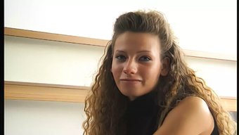Ince Avrupalı Kız Çoraplı Bir Oyuncakla Mastürbasyon Yapıyor