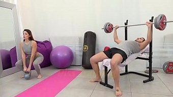 Esmer Bebek, Becerilirken Nasıl Işeyeceğini Öğreniyor