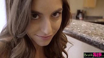 Küçük Genç Kız Yaramaz Bir Videoda Sakso Çekiyor Ve Spermi Yutuyor