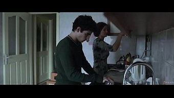 Olgun Kadının Yakın Arkadaşının Oğluyla Samimi Karşılaşması