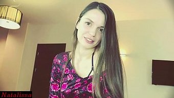 18 Yaşındaki Esmer Natalissa, Üvey Erkek Kardeşine Doğum Gününde Creampie Sürprizi Yapıyor