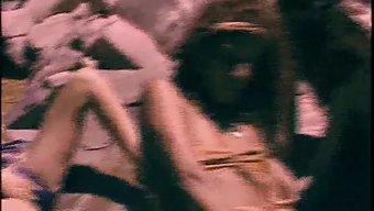 Özel'In Valentina Vecruz, Seksi Tarzan Filminde Başrolde