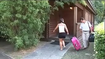 Azgın Genç 18+ Genç, Ev Yapımı Bir Videoda Erkek Arkadaşı Tarafından Beceriliyor