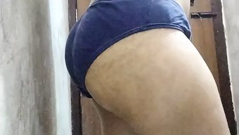18 Yaşındaki Hintli Kız Dildo Ile Mastürbasyon Yapıyor