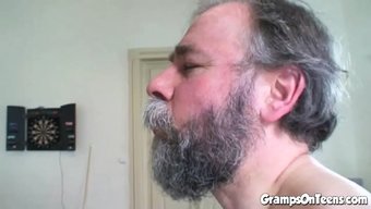 Minyon Genç Electra Angel, Bir Grampa Tarafından Sakso Çekiyor Ve Beceriliyor