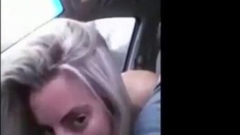 Sarışın Bebek Araba Kullanırken Sakso Çekiyor Ve Spermi Yutuyor