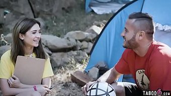 Genç Bir Yahudi Kadın, Erkek Arkadaşından Ayrılıyor Ve Iyi Donanımlı Bir Adamla Birlikte Oluyor.