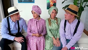 Büyük Göğüslü Milf'Ler Partner Değiştirerek Cowgirl Sürüşü Yapıyorlar