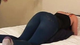 Milf Karısı, Kocasını Arka Ucunda Bir Kemerle Cezalandırıyor