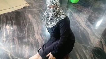 18 Yaşındaki Türbanlı Kız Baştan Çıkarılıyor Ve Sikişiyor