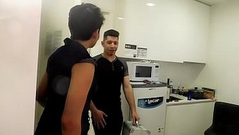 Milf Karısı Ve Porno Yıldızı Vahşi Bir Üçlü Için Bir Araya Geliyorlar