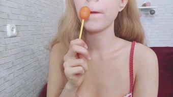 Genç Üvey Kız Kardeş Bir Yarrağı Emiyor Ve Yüzüne Boşalıyor