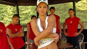 Alman Milf, Bu Sıcak Videoda Sert Bir Yarrağa Sakso Çekiyor