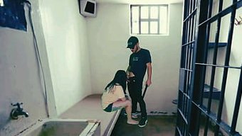 Bir Polis Memuru Ile Kinky Bir Hapishane Sahnesi Video Sızıntısından Sonra Kovulur.