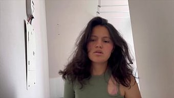 Bir Sahnede Iki Kız: Küçük Göğüslü Ev Yapımı Video, Baldızla.