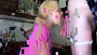 Minyon Genç Üvey Kızın Babasının Yarrağını Keyifle Izlediği Ev Yapımı Bir Video