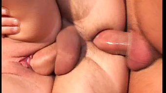 Genç (18+) Grup Biseksüel Orgide Sikişiyor