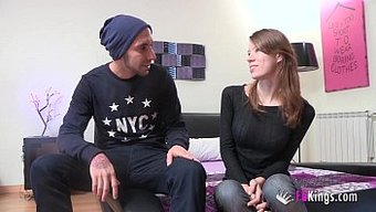 Utangaç Genç, Iyi Donanımlı Bir Adamla Ilk Penis Deneyimini Yaşıyor
