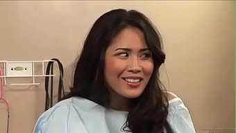 Seksi Asyalı Doktor Jessica Bangkok, Tombul Hastasını Tedavi Ediyor