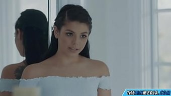 Azgın Latin Bebek Bakıcısı Sakso Çekiyor Ve Sikişiyor