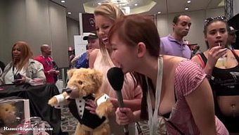 Ae Expo'Da Britney Amber Ve Teddylovebear'I Izleyin