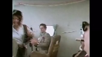 Parti Uçağında Seksi Iç Çamaşırı Ve Göğüs Seksiyle Retro Eğlence 1991
