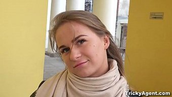 Genç Amatör Jenny Manson, Ilk Videosunda Sert Bir Performans Sergiliyor