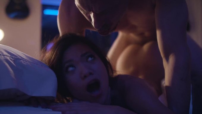 Amber Moore, Üniformalı Bir Adamın Cazibesine Boyun Eğiyor.