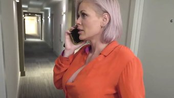Büyük Göğüslü Milf, Öğrencinin Amını Zevkle Tatmin Ediyor