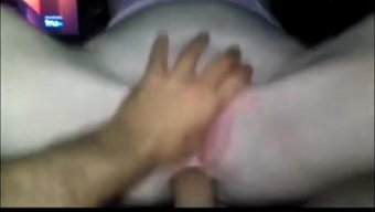 Amatör Kız, Anal Pozisyonda Sik Üzerinde Sürmekten Keyif Alıyor