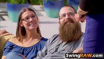 Gerçek Swingerlar Ve Çiftlerin Grup Orgisinde Eş Değiştirmesini Izleyin