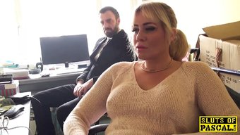 Sert Bir Videoda Derin Boğaz Ve Bdsm Parmaklama