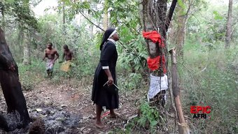 Afrikalı Savaşçılar Ve Yabancı Misyonerle Açık Havada Üçlü