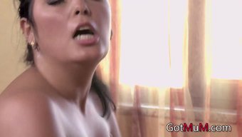Anal Seksli Ve Tombul Bir Esmerle Milf Üçlü Iyi Bir Sikiş Alıyor