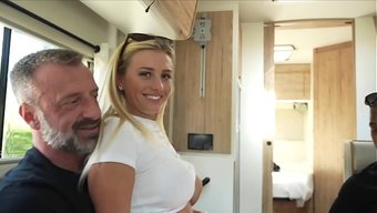 Chloé Ve Alic, Fransa'Nın Var Bölgesinde Bir Bağ Gezisinde.